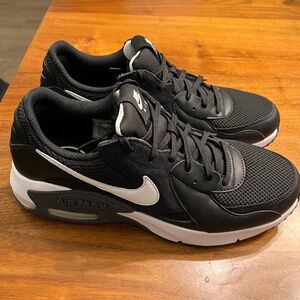Nike Air Men’s Sneakers – Size 9 (New, Never Worn)